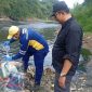 Petugas UPTD Laboratorium DLH Kota Bekasi mengambil sampel air Sungai Cileungsi saat investigasi bersama KP2C di wilayah hulu Kali Bekasi, Rabu (22/7/2026). Pengambilan