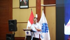 Wakil Wali Kota Bekasi Abdul Harris Bobihoe memberikan sambutan saat membuka Pelatihan Kewirausahaan Strategi Efektif dan Efisien Pengurusan Izin BPOM bagi pelaku UMKM di Balai Perluasan Kesempatan Kerja (BPKK) Kota Bekasi. Kegiatan ini merupakan upaya Pemkot Bekasi memperkuat daya saing UMKM melalui peningkatan legalitas dan kualitas produk.