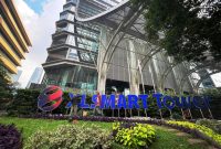Tampak gedung XLSMART Tower di Jakarta. PT XLSMART Telecom Sejahtera Tbk resmi ditetapkan sebagai salah satu pemenang seleksi pita frekuensi radio 700 MHz dan 2,6 GHz Tahun 2026, yang akan dimanfaatkan untuk memperluas jangkauan layanan 4G, mempercepat pengembangan 5G, serta meningkatkan kualitas konektivitas digital di Indonesia. Foto: Dok. XLSMART.
