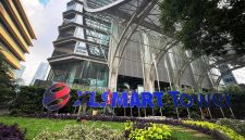 Tampak gedung XLSMART Tower di Jakarta. PT XLSMART Telecom Sejahtera Tbk resmi ditetapkan sebagai salah satu pemenang seleksi pita frekuensi radio 700 MHz dan 2,6 GHz Tahun 2026, yang akan dimanfaatkan untuk memperluas jangkauan layanan 4G, mempercepat pengembangan 5G, serta meningkatkan kualitas konektivitas digital di Indonesia. Foto: Dok. XLSMART.