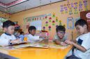 Sejumlah anak mengikuti kegiatan belajar sambil bermain menggunakan media edukatif di ruang kelas PAUD. Aktivitas ini mencerminkan semangat Hari Anak Nasional 2026 yang mendorong anak belajar melalui interaksi langsung sekaligus mendukung pembatasan penggunaan gawai di lingkungan satuan pendidikan.
