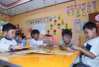 Sejumlah anak mengikuti kegiatan belajar sambil bermain menggunakan media edukatif di ruang kelas PAUD. Aktivitas ini mencerminkan semangat Hari Anak Nasional 2026 yang mendorong anak belajar melalui interaksi langsung sekaligus mendukung pembatasan penggunaan gawai di lingkungan satuan pendidikan.