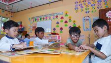 Sejumlah anak mengikuti kegiatan belajar sambil bermain menggunakan media edukatif di ruang kelas PAUD. Aktivitas ini mencerminkan semangat Hari Anak Nasional 2026 yang mendorong anak belajar melalui interaksi langsung sekaligus mendukung pembatasan penggunaan gawai di lingkungan satuan pendidikan.