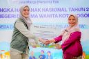 Perwakilan PT Jasa Marga (Persero) Tbk menyerahkan bantuan pendidikan secara simbolis kepada Kepala SLB Negeri Dharma Wanita Kota Bogor dalam rangka peringatan Hari Anak Nasional 2026. Bantuan tersebut merupakan bagian dari program Tanggung Jawab Sosial dan Lingkungan (TJSL) Jasa Marga untuk mendukung terciptanya pendidikan yang inklusif bagi anak berkebutuhan khusus. Foto: Dok. Jasa Marga.