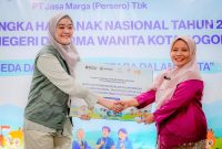 Perwakilan PT Jasa Marga (Persero) Tbk menyerahkan bantuan pendidikan secara simbolis kepada Kepala SLB Negeri Dharma Wanita Kota Bogor dalam rangka peringatan Hari Anak Nasional 2026. Bantuan tersebut merupakan bagian dari program Tanggung Jawab Sosial dan Lingkungan (TJSL) Jasa Marga untuk mendukung terciptanya pendidikan yang inklusif bagi anak berkebutuhan khusus. Foto: Dok. Jasa Marga.