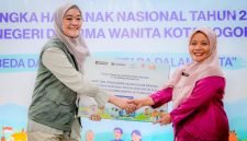 Perwakilan PT Jasa Marga (Persero) Tbk menyerahkan bantuan pendidikan secara simbolis kepada Kepala SLB Negeri Dharma Wanita Kota Bogor dalam rangka peringatan Hari Anak Nasional 2026. Bantuan tersebut merupakan bagian dari program Tanggung Jawab Sosial dan Lingkungan (TJSL) Jasa Marga untuk mendukung terciptanya pendidikan yang inklusif bagi anak berkebutuhan khusus. Foto: Dok. Jasa Marga.