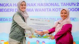 Perwakilan PT Jasa Marga (Persero) Tbk menyerahkan bantuan pendidikan secara simbolis kepada Kepala SLB Negeri Dharma Wanita Kota Bogor dalam rangka peringatan Hari Anak Nasional 2026. Bantuan tersebut merupakan bagian dari program Tanggung Jawab Sosial dan Lingkungan (TJSL) Jasa Marga untuk mendukung terciptanya pendidikan yang inklusif bagi anak berkebutuhan khusus. Foto: Dok. Jasa Marga.