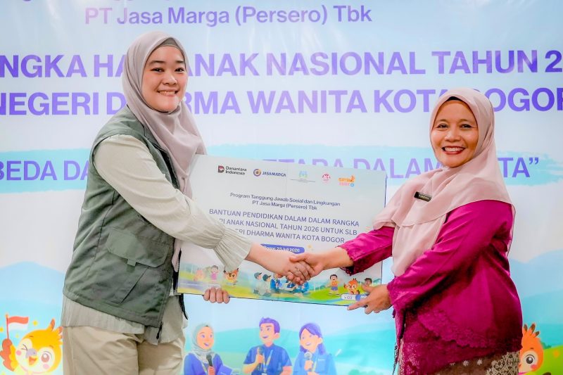 Perwakilan PT Jasa Marga (Persero) Tbk menyerahkan bantuan pendidikan secara simbolis kepada Kepala SLB Negeri Dharma Wanita Kota Bogor dalam rangka peringatan Hari Anak Nasional 2026. Bantuan tersebut merupakan bagian dari program Tanggung Jawab Sosial dan Lingkungan (TJSL) Jasa Marga untuk mendukung terciptanya pendidikan yang inklusif bagi anak berkebutuhan khusus. Foto: Dok. Jasa Marga.