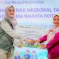 Perwakilan PT Jasa Marga (Persero) Tbk menyerahkan bantuan pendidikan secara simbolis kepada Kepala SLB Negeri Dharma Wanita Kota Bogor dalam rangka peringatan Hari Anak Nasional 2026. Bantuan tersebut merupakan bagian dari program Tanggung Jawab Sosial dan Lingkungan (TJSL) Jasa Marga untuk mendukung terciptanya pendidikan yang inklusif bagi anak berkebutuhan khusus. Foto: Dok. Jasa Marga.
