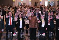 Wakil Gubernur DKI Jakarta Rano Karno berfoto bersama para peserta usai membuka sekaligus menjadi keynote speaker pada 27th International Meeting on Respiratory Care Indonesia (RESPINA) 2026 di Hotel Shangri-La, Jakarta Pusat, Jumat (24/7/2026).