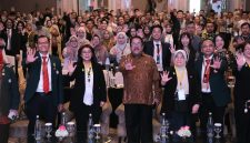 Wakil Gubernur DKI Jakarta Rano Karno berfoto bersama para peserta usai membuka sekaligus menjadi keynote speaker pada 27th International Meeting on Respiratory Care Indonesia (RESPINA) 2026 di Hotel Shangri-La, Jakarta Pusat, Jumat (24/7/2026).