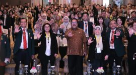 Wakil Gubernur DKI Jakarta Rano Karno berfoto bersama para peserta usai membuka sekaligus menjadi keynote speaker pada 27th International Meeting on Respiratory Care Indonesia (RESPINA) 2026 di Hotel Shangri-La, Jakarta Pusat, Jumat (24/7/2026).