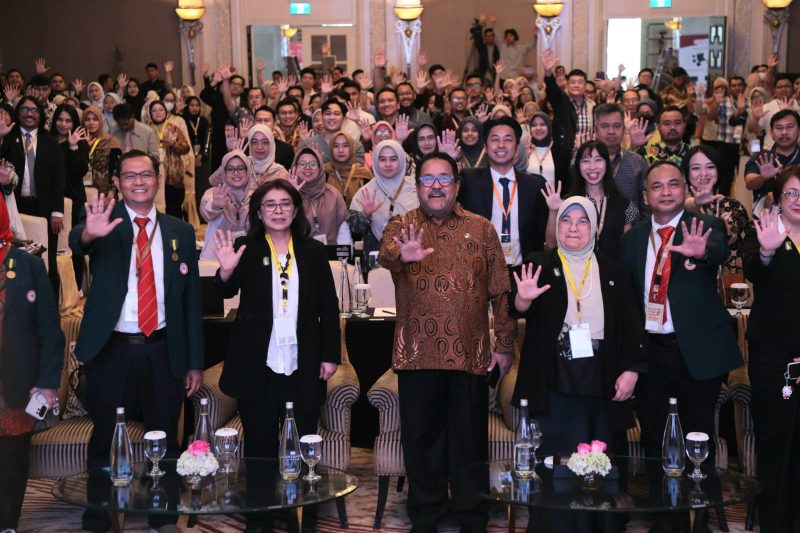 Wakil Gubernur DKI Jakarta Rano Karno berfoto bersama para peserta usai membuka sekaligus menjadi keynote speaker pada 27th International Meeting on Respiratory Care Indonesia (RESPINA) 2026 di Hotel Shangri-La, Jakarta Pusat, Jumat (24/7/2026).