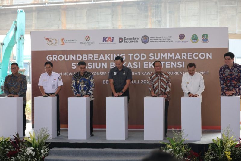 Menteri Koordinator Bidang Infrastruktur dan Pembangunan Kewilayahan Agus Harimurti Yudhoyono (AHY) bersama jajaran pemerintah, PT KAI, dan Summarecon melakukan groundbreaking pembangunan Stasiun Bekasi Extension di kawasan Summarecon Bekasi, Jumat (24/7/2026).