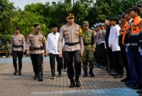 Plh Kapolres Metro Bekasi Kombes Pol Ikhlas Putro Wasono melakukan pemeriksaan pasukan saat Apel Gelar Pasukan Operasi Wibawa Mukti Jaya 2026 di halaman Promoter Polres Metro Bekasi, Jumat (24/7/2026). Sebanyak 4.222 personel dikerahkan untuk mengamankan pelaksanaan Pemilihan Kepala Desa (Pilkades) Serentak 2026 di 154 desa se-Kabupaten Bekasi. (Foto: Humas Polres Metro Bekasi)