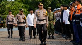 Plh Kapolres Metro Bekasi Kombes Pol Ikhlas Putro Wasono melakukan pemeriksaan pasukan saat Apel Gelar Pasukan Operasi Wibawa Mukti Jaya 2026 di halaman Promoter Polres Metro Bekasi, Jumat (24/7/2026). Sebanyak 4.222 personel dikerahkan untuk mengamankan pelaksanaan Pemilihan Kepala Desa (Pilkades) Serentak 2026 di 154 desa se-Kabupaten Bekasi. (Foto: Humas Polres Metro Bekasi)