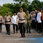 Plh Kapolres Metro Bekasi Kombes Pol Ikhlas Putro Wasono melakukan pemeriksaan pasukan saat Apel Gelar Pasukan Operasi Wibawa Mukti Jaya 2026 di halaman Promoter Polres Metro Bekasi, Jumat (24/7/2026). Sebanyak 4.222 personel dikerahkan untuk mengamankan pelaksanaan Pemilihan Kepala Desa (Pilkades) Serentak 2026 di 154 desa se-Kabupaten Bekasi. (Foto: Humas Polres Metro Bekasi)