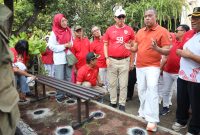 Wali Kota Bekasi Tri Adhianto meninjau langsung gerakan 1.000 lubang biopori di Perumahan Taman Persada Raya, RW 01, Kelurahan Jatibening Baru, Kecamatan Pondok Gede, Minggu (26/7/2026).