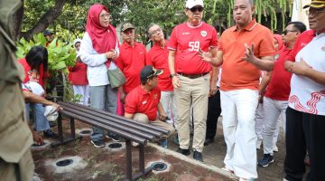 Wali Kota Bekasi Tri Adhianto meninjau langsung gerakan 1.000 lubang biopori di Perumahan Taman Persada Raya, RW 01, Kelurahan Jatibening Baru, Kecamatan Pondok Gede, Minggu (26/7/2026).