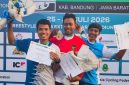 Atlet BMX Freestyle Kota Bekasi berpose di podium usai meraih medali pada Kejuaraan Nasional (Kejurnas) BMX Freestyle 2026 di Soreang, Kabupaten Bandung, 25–26 Juli 2026. Kontingen Kota Bekasi berhasil membawa pulang dua medali emas dan dua medali perak sebagai bekal menuju Porprov Jawa Barat 2026.