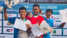 Atlet BMX Freestyle Kota Bekasi berpose di podium usai meraih medali pada Kejuaraan Nasional (Kejurnas) BMX Freestyle 2026 di Soreang, Kabupaten Bandung, 25–26 Juli 2026. Kontingen Kota Bekasi berhasil membawa pulang dua medali emas dan dua medali perak sebagai bekal menuju Porprov Jawa Barat 2026.