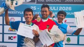 Atlet BMX Freestyle Kota Bekasi berpose di podium usai meraih medali pada Kejuaraan Nasional (Kejurnas) BMX Freestyle 2026 di Soreang, Kabupaten Bandung, 25–26 Juli 2026. Kontingen Kota Bekasi berhasil membawa pulang dua medali emas dan dua medali perak sebagai bekal menuju Porprov Jawa Barat 2026.