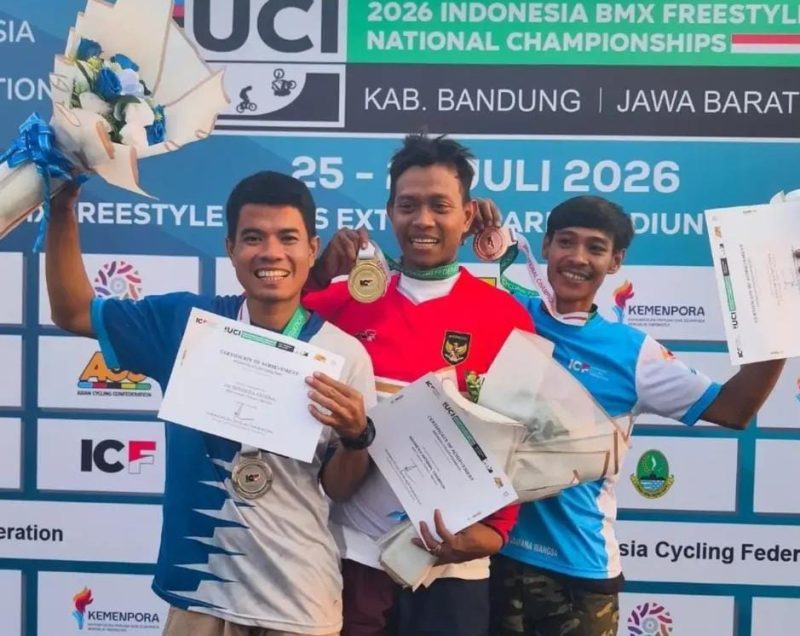 Atlet BMX Freestyle Kota Bekasi berpose di podium usai meraih medali pada Kejuaraan Nasional (Kejurnas) BMX Freestyle 2026 di Soreang, Kabupaten Bandung, 25–26 Juli 2026. Kontingen Kota Bekasi berhasil membawa pulang dua medali emas dan dua medali perak sebagai bekal menuju Porprov Jawa Barat 2026.