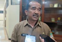 Kepala Dinas Pemberdayaan Masyarakat dan Desa (DPMD) Kabupaten Bekasi, Iman Santoso, memberikan keterangan kepada awak media usai menghadiri rapat kerja bersama Komisi I DPRD Kabupaten Bekasi di Gedung DPRD Kabupaten Bekasi, Senin (27/7/2026), terkait perkembangan tahapan Pemilihan Kepala Desa (Pilkades) Serentak 2026.