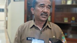 Kepala Dinas Pemberdayaan Masyarakat dan Desa (DPMD) Kabupaten Bekasi, Iman Santoso, memberikan keterangan kepada awak media usai menghadiri rapat kerja bersama Komisi I DPRD Kabupaten Bekasi di Gedung DPRD Kabupaten Bekasi, Senin (27/7/2026), terkait perkembangan tahapan Pemilihan Kepala Desa (Pilkades) Serentak 2026.