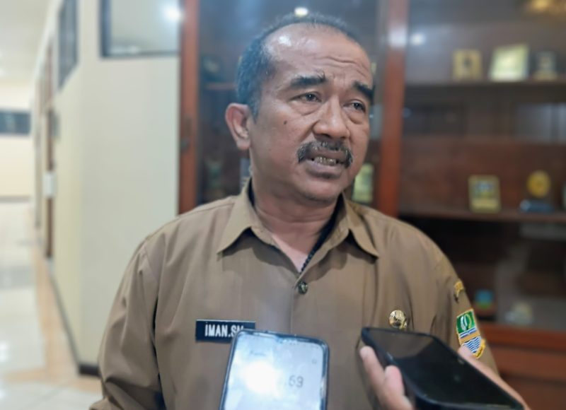Kepala Dinas Pemberdayaan Masyarakat dan Desa (DPMD) Kabupaten Bekasi, Iman Santoso, memberikan keterangan kepada awak media usai menghadiri rapat kerja bersama Komisi I DPRD Kabupaten Bekasi di Gedung DPRD Kabupaten Bekasi, Senin (27/7/2026), terkait perkembangan tahapan Pemilihan Kepala Desa (Pilkades) Serentak 2026.