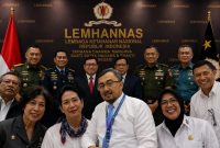 Dr. Arman Paramansyah, dosen Institut Agama Islam (IAI) Nusantara Bekasi, berfoto bersama jajaran pimpinan Lemhannas RI, pejabat TNI-Polri, dan peserta usai mengikuti Program Training of Trainers (ToT) Pemantapan Nilai-Nilai Kebangsaan (PPNK) Angkatan ke-39 di Gedung Lemhannas RI, Jakarta, 16–23 Juli 2026.