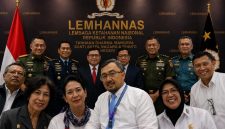 Dr. Arman Paramansyah, dosen Institut Agama Islam (IAI) Nusantara Bekasi, berfoto bersama jajaran pimpinan Lemhannas RI, pejabat TNI-Polri, dan peserta usai mengikuti Program Training of Trainers (ToT) Pemantapan Nilai-Nilai Kebangsaan (PPNK) Angkatan ke-39 di Gedung Lemhannas RI, Jakarta, 16–23 Juli 2026.