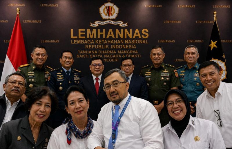 Dr. Arman Paramansyah, dosen Institut Agama Islam (IAI) Nusantara Bekasi, berfoto bersama jajaran pimpinan Lemhannas RI, pejabat TNI-Polri, dan peserta usai mengikuti Program Training of Trainers (ToT) Pemantapan Nilai-Nilai Kebangsaan (PPNK) Angkatan ke-39 di Gedung Lemhannas RI, Jakarta, 16–23 Juli 2026.