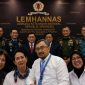 Dr. Arman Paramansyah, dosen Institut Agama Islam (IAI) Nusantara Bekasi, berfoto bersama jajaran pimpinan Lemhannas RI, pejabat TNI-Polri, dan peserta usai mengikuti Program Training of Trainers (ToT) Pemantapan Nilai-Nilai Kebangsaan (PPNK) Angkatan ke-39 di Gedung Lemhannas RI, Jakarta, 16–23 Juli 2026.