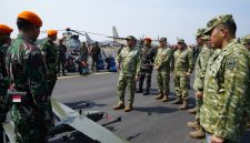 Wakil Asisten Operasi (Waasops) Panglima TNI Marsda TNI M. Taufik Arasj meninjau kesiapan personel, alutsista, drone, dan helikopter dalam Apel Gelar Satgas Penanggulangan Kebakaran Hutan dan Lahan (Karhutla) Tahun 2026 di Lanud Halim Perdanakusuma, Jakarta Timur, Selasa (28/7/2026). Apel ini menegaskan kesiapan TNI menghadapi ancaman Karhutla melalui langkah pencegahan, respons cepat, dan sinergi lintas instansi.