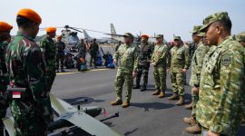 Wakil Asisten Operasi (Waasops) Panglima TNI Marsda TNI M. Taufik Arasj meninjau kesiapan personel, alutsista, drone, dan helikopter dalam Apel Gelar Satgas Penanggulangan Kebakaran Hutan dan Lahan (Karhutla) Tahun 2026 di Lanud Halim Perdanakusuma, Jakarta Timur, Selasa (28/7/2026). Apel ini menegaskan kesiapan TNI menghadapi ancaman Karhutla melalui langkah pencegahan, respons cepat, dan sinergi lintas instansi.