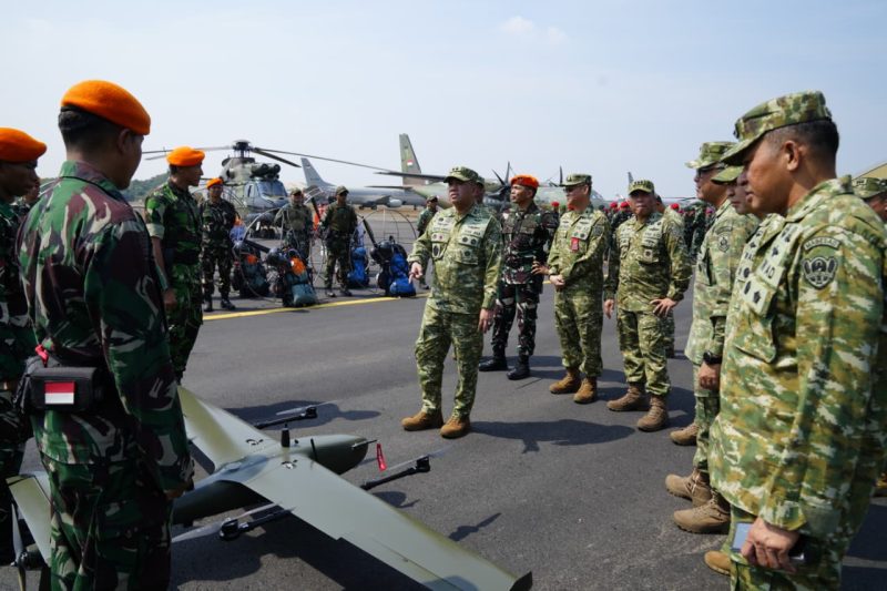 Wakil Asisten Operasi (Waasops) Panglima TNI Marsda TNI M. Taufik Arasj meninjau kesiapan personel, alutsista, drone, dan helikopter dalam Apel Gelar Satgas Penanggulangan Kebakaran Hutan dan Lahan (Karhutla) Tahun 2026 di Lanud Halim Perdanakusuma, Jakarta Timur, Selasa (28/7/2026). Apel ini menegaskan kesiapan TNI menghadapi ancaman Karhutla melalui langkah pencegahan, respons cepat, dan sinergi lintas instansi.