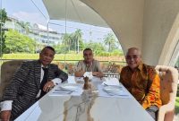 Pertemuan penuh keakraban antara Hotman Paris Hutapea, perwakilan PWI Pusat, dan tokoh pers nasional dalam suasana makan siang di Jakarta. Pertemuan tersebut menghasilkan kesepakatan untuk mengakhiri polemik demi menjaga persatuan Indonesia serta memperkuat soliditas insan pers.