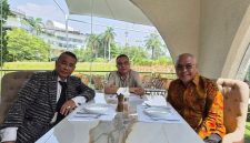 Pertemuan penuh keakraban antara Hotman Paris Hutapea, perwakilan PWI Pusat, dan tokoh pers nasional dalam suasana makan siang di Jakarta. Pertemuan tersebut menghasilkan kesepakatan untuk mengakhiri polemik demi menjaga persatuan Indonesia serta memperkuat soliditas insan pers.