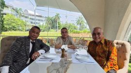 Pertemuan penuh keakraban antara Hotman Paris Hutapea, perwakilan PWI Pusat, dan tokoh pers nasional dalam suasana makan siang di Jakarta. Pertemuan tersebut menghasilkan kesepakatan untuk mengakhiri polemik demi menjaga persatuan Indonesia serta memperkuat soliditas insan pers.
