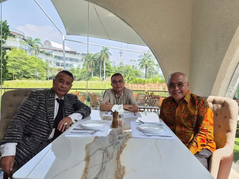 Pertemuan penuh keakraban antara Hotman Paris Hutapea, perwakilan PWI Pusat, dan tokoh pers nasional dalam suasana makan siang di Jakarta. Pertemuan tersebut menghasilkan kesepakatan untuk mengakhiri polemik demi menjaga persatuan Indonesia serta memperkuat soliditas insan pers.