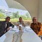 Pertemuan penuh keakraban antara Hotman Paris Hutapea, perwakilan PWI Pusat, dan tokoh pers nasional dalam suasana makan siang di Jakarta. Pertemuan tersebut menghasilkan kesepakatan untuk mengakhiri polemik demi menjaga persatuan Indonesia serta memperkuat soliditas insan pers.