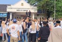 Ribuan pendukung memadati halaman Kantor Desa Sukaresmi, Kecamatan Cikarang Selatan, saat mengantar Mulyadi Ibrahim mendaftarkan diri sebagai bakal calon kepala desa periode 2026–2034, Selasa (28/7/2026). Mulyadi Ibrahim tercatat sebagai bakal calon pertama yang mendaftar pada hari pembukaan tahapan Pilkades Sukaresmi.