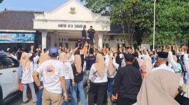Ribuan pendukung memadati halaman Kantor Desa Sukaresmi, Kecamatan Cikarang Selatan, saat mengantar Mulyadi Ibrahim mendaftarkan diri sebagai bakal calon kepala desa periode 2026–2034, Selasa (28/7/2026). Mulyadi Ibrahim tercatat sebagai bakal calon pertama yang mendaftar pada hari pembukaan tahapan Pilkades Sukaresmi.
