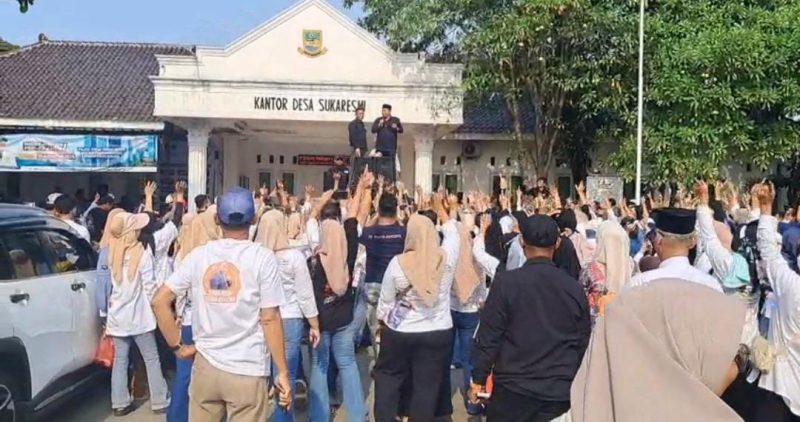Ribuan pendukung memadati halaman Kantor Desa Sukaresmi, Kecamatan Cikarang Selatan, saat mengantar Mulyadi Ibrahim mendaftarkan diri sebagai bakal calon kepala desa periode 2026–2034, Selasa (28/7/2026). Mulyadi Ibrahim tercatat sebagai bakal calon pertama yang mendaftar pada hari pembukaan tahapan Pilkades Sukaresmi.