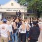 Ribuan pendukung memadati halaman Kantor Desa Sukaresmi, Kecamatan Cikarang Selatan, saat mengantar Mulyadi Ibrahim mendaftarkan diri sebagai bakal calon kepala desa periode 2026–2034, Selasa (28/7/2026). Mulyadi Ibrahim tercatat sebagai bakal calon pertama yang mendaftar pada hari pembukaan tahapan Pilkades Sukaresmi.