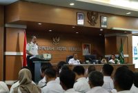 Wali Kota Bekasi Tri Adhianto memberikan arahan kepada ASN saat sosialisasi Sistem Informasi BEETRI di BKPSDM Kota Bekasi sebagai upaya memperkuat budaya disiplin dan integritas aparatur.