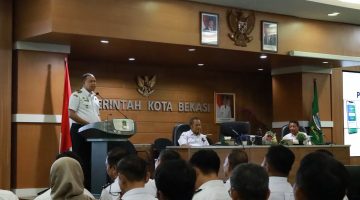 Wali Kota Bekasi Tri Adhianto memberikan arahan kepada ASN saat sosialisasi Sistem Informasi BEETRI di BKPSDM Kota Bekasi sebagai upaya memperkuat budaya disiplin dan integritas aparatur.