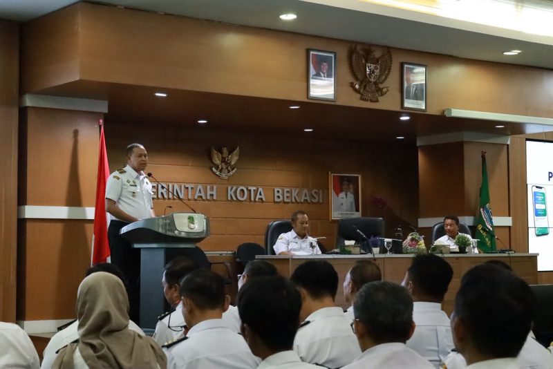 Wali Kota Bekasi Tri Adhianto memberikan arahan kepada ASN saat sosialisasi Sistem Informasi BEETRI di BKPSDM Kota Bekasi sebagai upaya memperkuat budaya disiplin dan integritas aparatur.