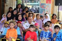 Wali Kota Bekasi Tri Adhianto bersama warga dan pengurus Kampung KB Kenanga RW 08, Kelurahan Bintara Jaya, Kecamatan Bekasi Barat, usai memberikan apresiasi atas keberhasilan meraih Juara 1 Kampung Keluarga Berkualitas tingkat Provinsi Jawa Barat dan mewakili Jawa Barat pada penilaian tingkat nasional.